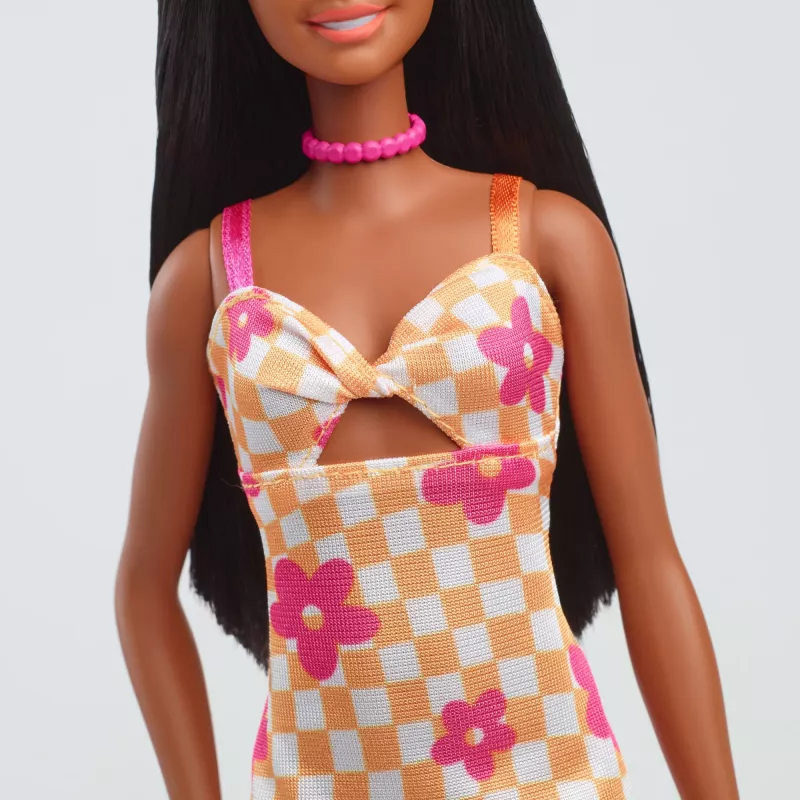Muñeca Barbie Fashionistas n.º 233 con midivestido de flores a cuadros, pelo negro