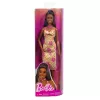 Muñeca Barbie Fashionistas n.º 233 con midivestido de flores a cuadros, pelo negro