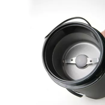 Molino de café Black & Decker BXCG150E — 150 W, capacidad 50 g, cuchillas de acero inoxidable, control por botones