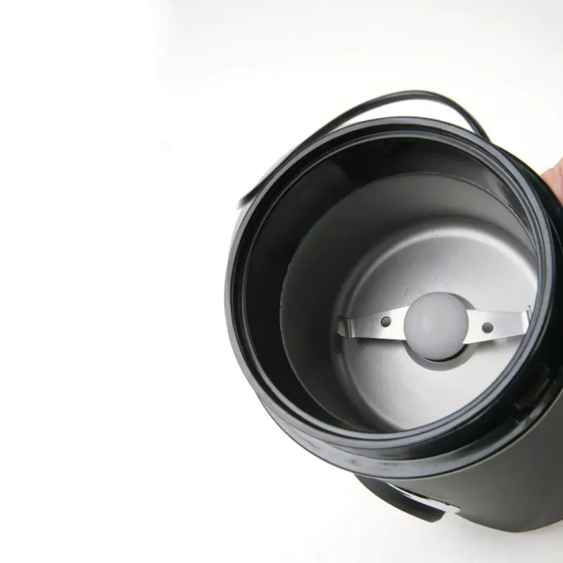 Molino de café Black & Decker BXCG150E — 150 W, capacidad 50 g, cuchillas de acero inoxidable, control por botones