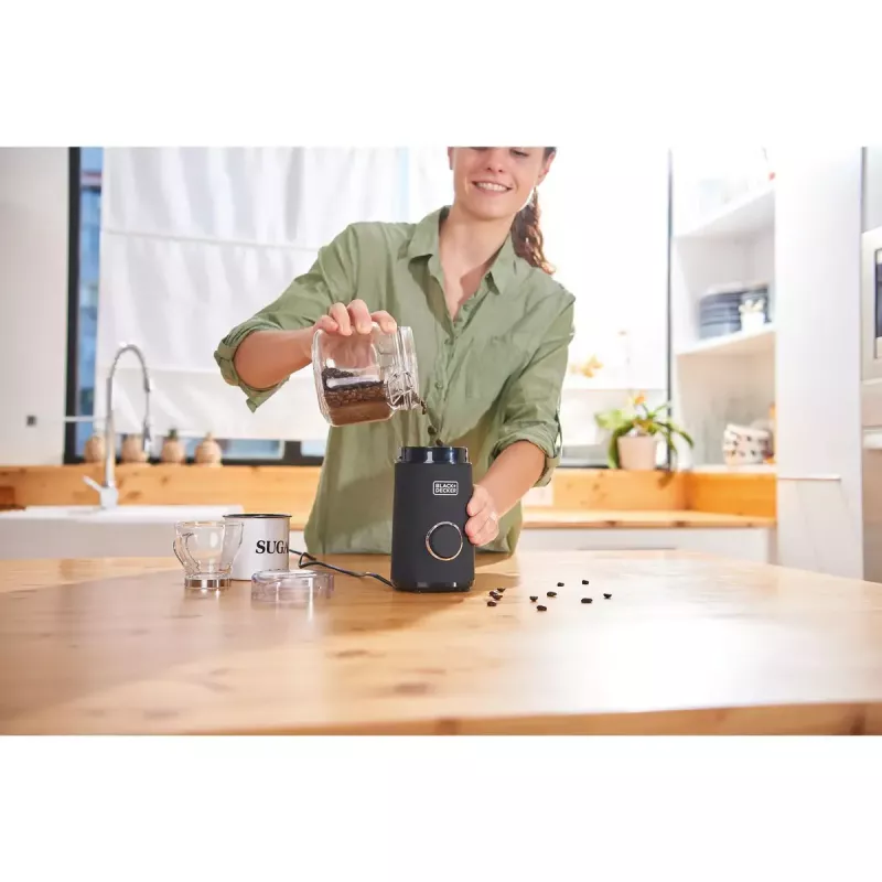 Molino de café Black & Decker BXCG150E — 150 W, capacidad 50 g, cuchillas de acero inoxidable, control por botones