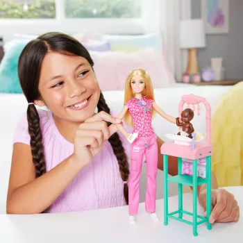 Muñeca Barbie Baby Doctor con muñeca de moda rubia, 1 muñeca bebé, muebles y accesorios
