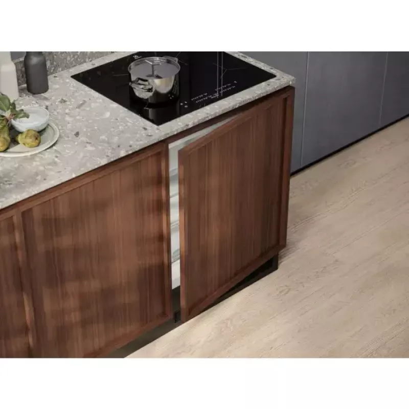 Frigorífico combinado integrable Electrolux LFB3AE82R — 93 L de volumen total, 16 L de congelador arriba, control táctil, puertas reversibles, blanco