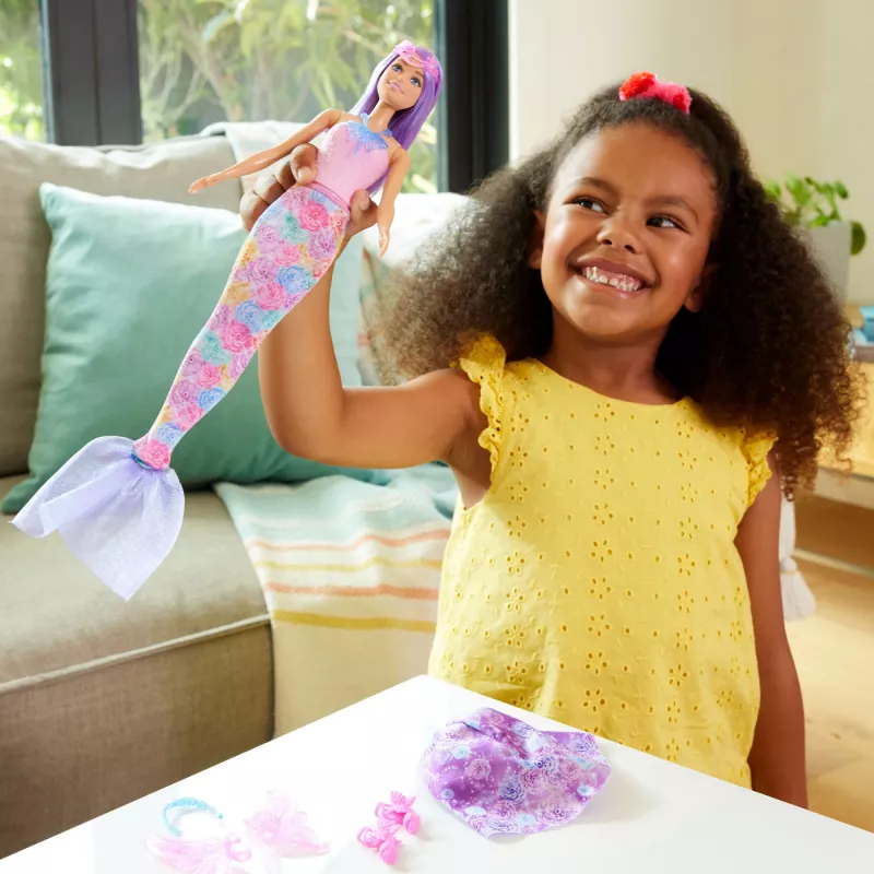 Muñeca Barbie set de moda fantástica con accesorios, incluyendo cola de sirena, alas de hada y collares