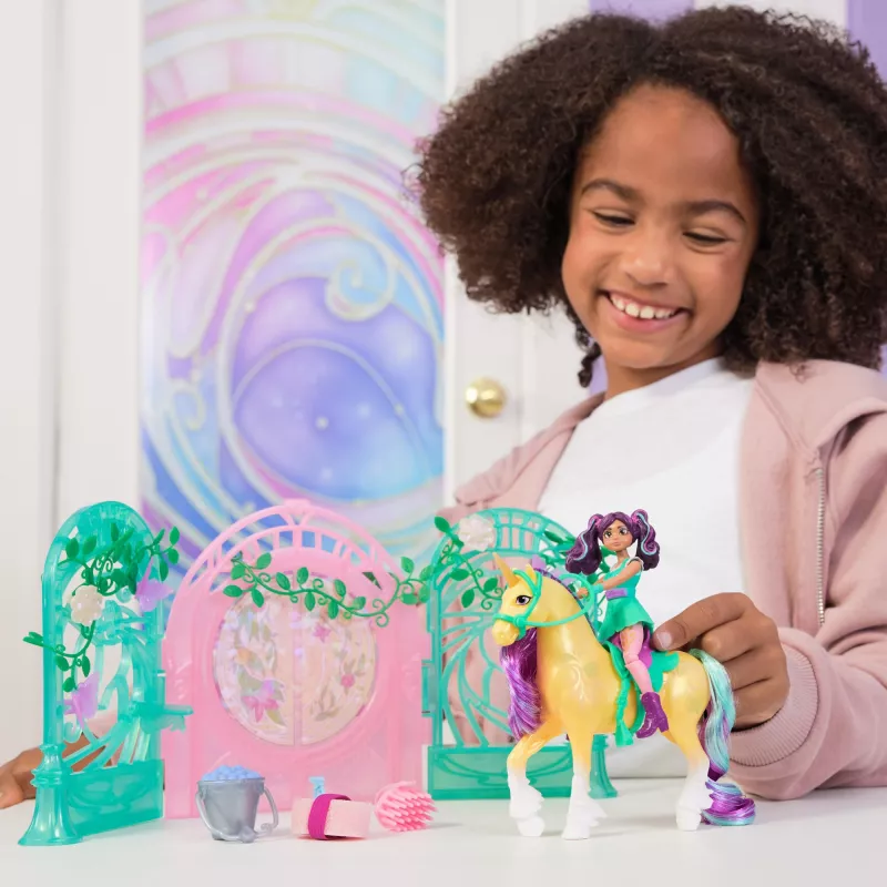 Unicorn Academy, set de juego de muñeca Ava y establo de hoja con cambio de color, idea de regalo de Pascua, 15 accesorios, muñecas y juguete de unicornio para niñas a partir de 4 años