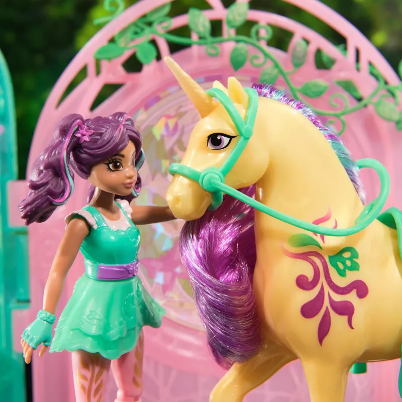 Unicorn Academy, set de juego de muñeca Ava y establo de hoja con cambio de color, idea de regalo de Pascua, 15 accesorios, muñecas y juguete de unicornio para niñas a partir de 4 años
