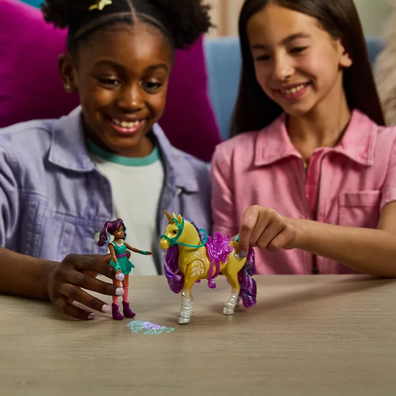 Unicorn Academy, Ava y hoja mágica de plantas con efecto luminoso, 2 accesorios de equitación, muñecas y juguete de unicornio para niñas a partir de 4 años