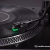 Tocadiscos Audio-Technica AT-LP120XUSB con accionamiento directo (analógico y USB), plata