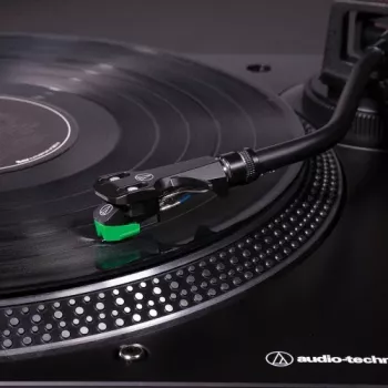 Tocadiscos Audio-Technica AT-LP120XUSB con accionamiento directo (analógico y USB), plata