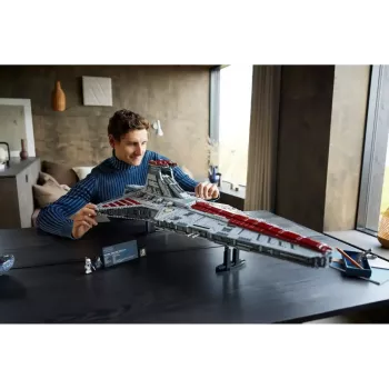 LEGO Star Wars República Crucero de ataque clase Venator 75367 — Set de construcción, 5.374 piezas, 320 mm × 1.090 mm × 540 mm, 2 minifiguras, Edad 18+