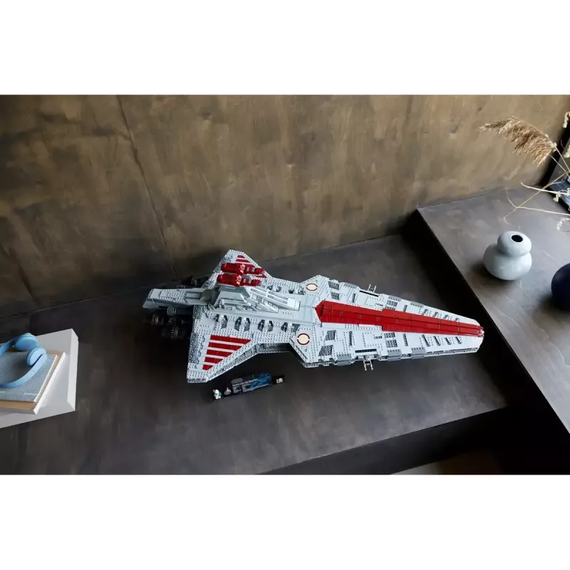 LEGO Star Wars 75367 Crucero de ataque de la República clase Venator (Ultimate Collector Series) set de construcción, 5.374 piezas, 18+