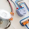 Regulador Shelly Plus 0-10V empotrable azul-gris control inalámbrico 110-240V