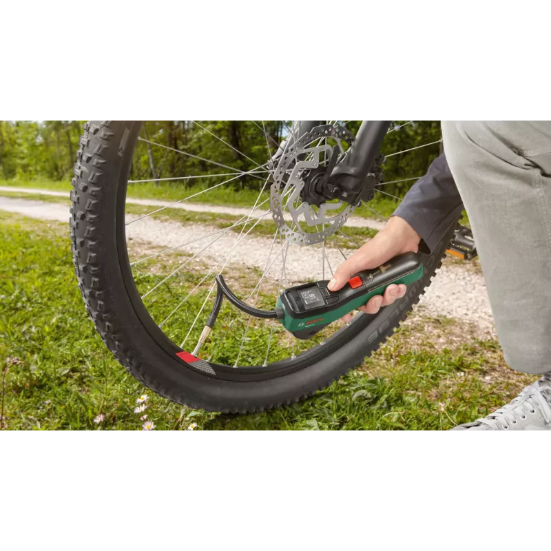 Bomba de aire eléctrica Bosch 0.603.947.000 — portátil, recargable, 10 bar (150–150 psi), 3000 mAh, USB‑C, 10 l/min, con manguera y accesorios