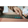 Funda con teclado Logitech Flip Folio QWERTZ Alemán para iPad Pro/Air 11 pulgadas, Bluetooth, Grafito, batería 90 mAh