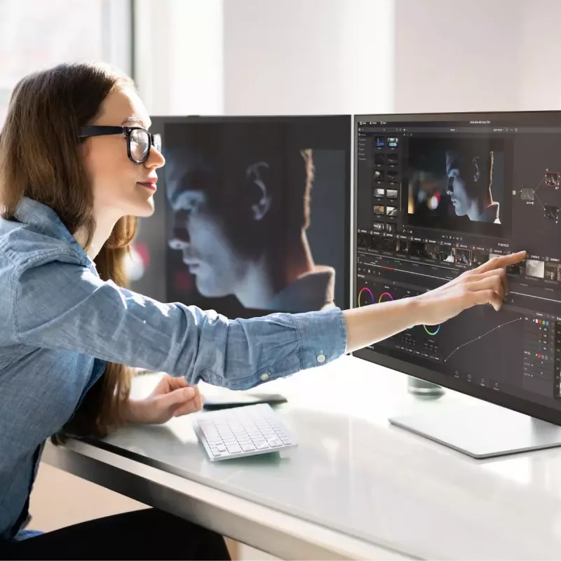 Monitor táctil ALOGIC Clarity Max Touch 32C4KPDWT, 32 pulgadas, 3840x2160 4K UHD, 65 W Power Delivery, cámara web de 8 MP, hub USB, negro/plateado