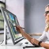 Monitor táctil ALOGIC Clarity Max Touch 32C4KPDWT, 32 pulgadas, 3840x2160 4K UHD, 65 W Power Delivery, cámara web de 8 MP, hub USB, negro/plateado