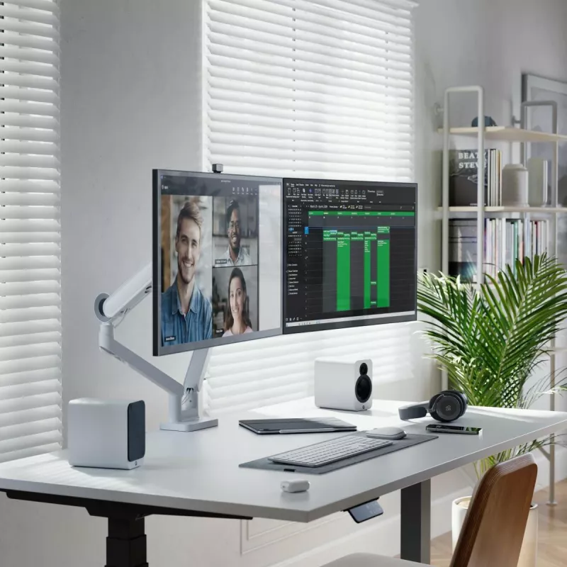 Monitor táctil ALOGIC Clarity Max Touch 32C4KPDWT, 32 pulgadas, 3840x2160 4K UHD, 65 W Power Delivery, cámara web de 8 MP, hub USB, negro/plateado
