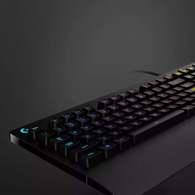 Teclado gaming Logitech G G213 Prodigy tamaño completo RGB LED con cable