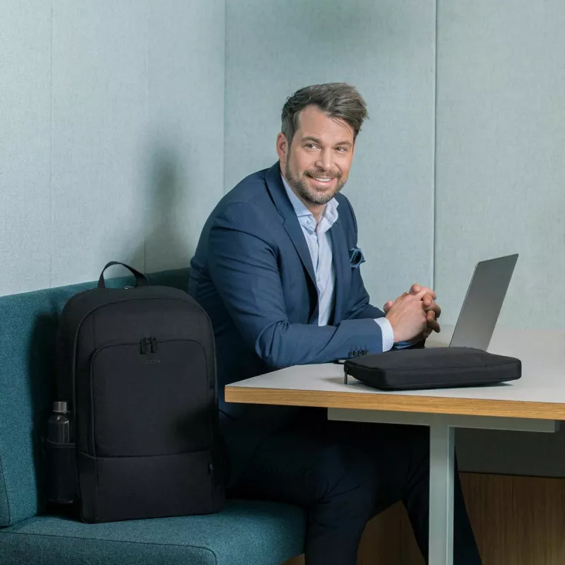 DICOTA Eco Backpack Base - Mochila para portátil 13-14.1in - Negro / 300d rPET Poliéster