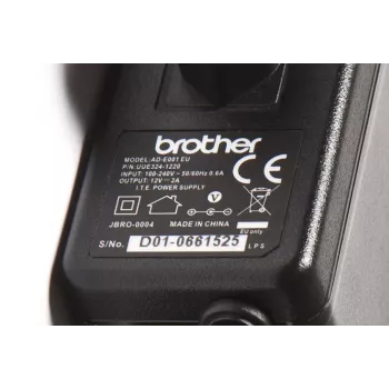 Fuente de alimentación Brother ADE001EU para interior negra