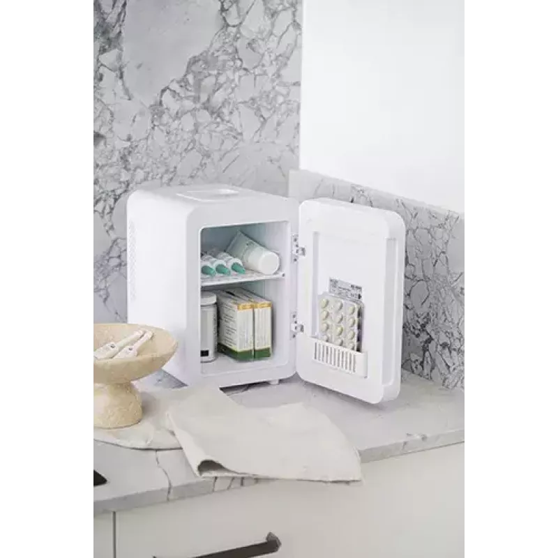 Mininevera independiente Adler AD 8085, 4 L, apertura derecha, puerta con espejo, 220–240 V/12 V