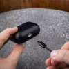 Funda protectora de piel FIXED FIXLPM-999-BK para auriculares con compatibilidad MagSafe, negra