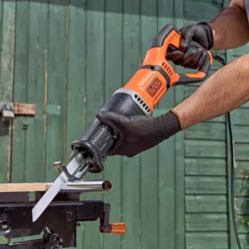 Sierra de sable Black & Decker BES301