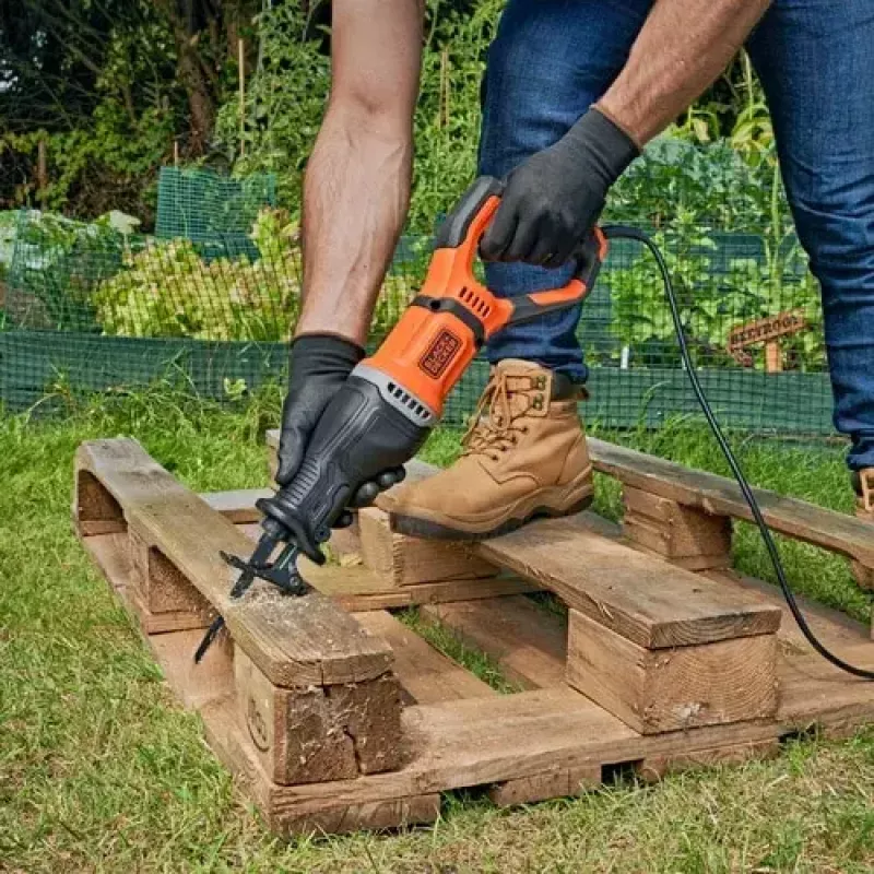 Sierra de sable Black & Decker BES301
