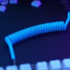 Cable espiral USB GLORIOUS GMMK Electric Blue — cable de teclado desmontable, conectores en ángulo recto