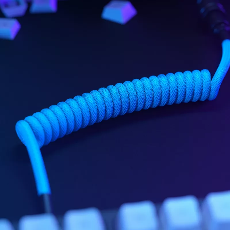 Cable espiral USB GLORIOUS GMMK Electric Blue — cable de teclado desmontable, conectores en ángulo recto
