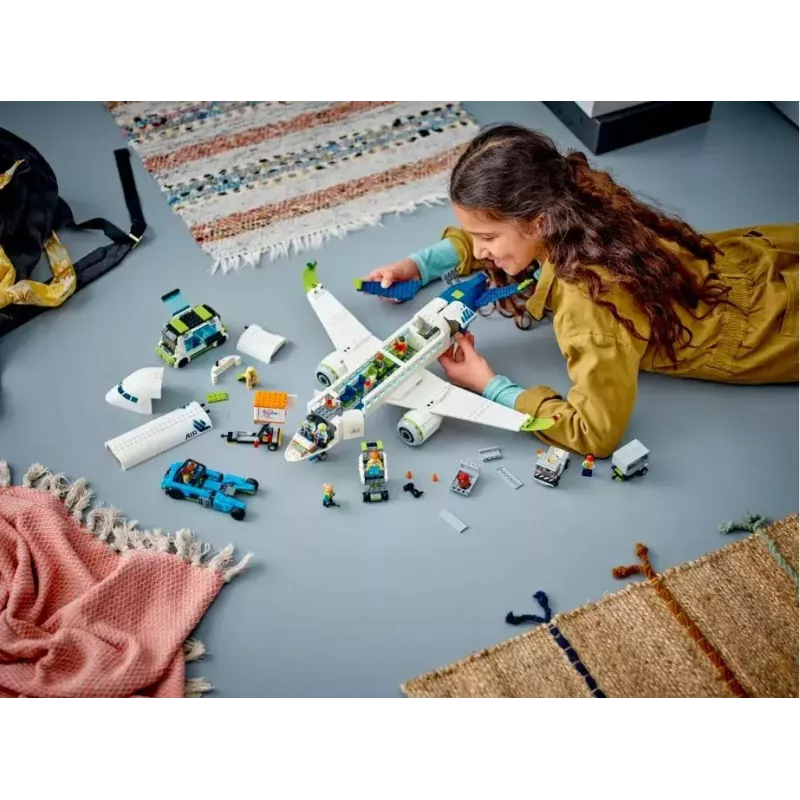 Set de construcción LEGO avión de pasajeros 60367 — serie City, 913 piezas, 2 minifiguras, interior detallado