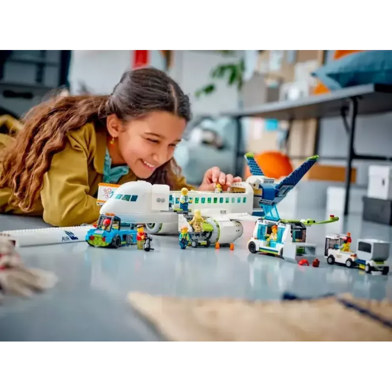 Set de construcción LEGO avión de pasajeros 60367 — serie City, 913 piezas, 2 minifiguras, interior detallado