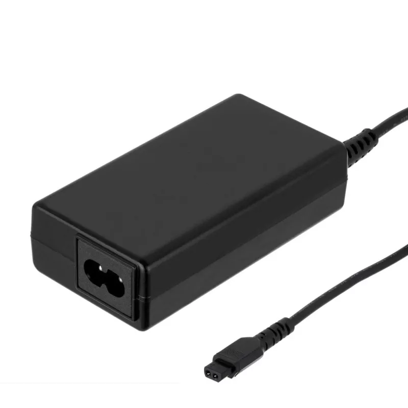 Fuente de alimentación universal para portátil Akyga AK-NU-12 65 W, 18,5–20 V, 6 conectores intercambiables, negra