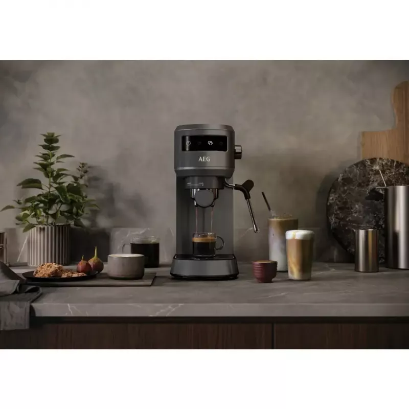Cafetera espresso AEG EC6-1-6BST, manual, de sobremesa, depósito de agua 1,0 l, 15 bar, espumador de leche, 1450 W, control táctil, negro