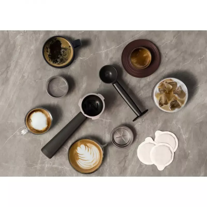 Cafetera espresso AEG EC6-1-6BST, manual, de sobremesa, depósito de agua 1,0 l, 15 bar, espumador de leche, 1450 W, control táctil, negro