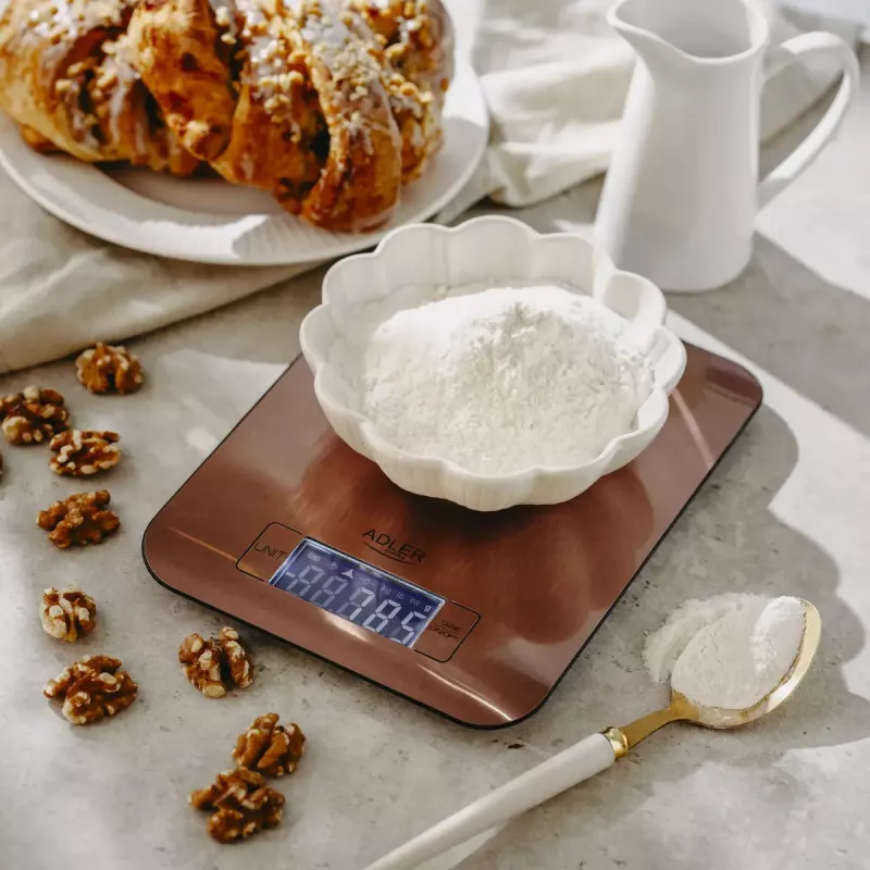 Báscula de cocina electrónica Adler AD 3183 — capacidad 5 kg, precisión 1 g, superficie de pesaje de acero inoxidable, color cobre