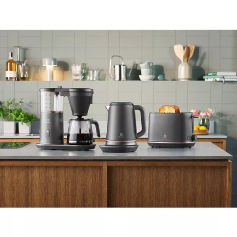Electrolux E7K16BP hervidor de agua 1,7 l 2400 W negro, cobre