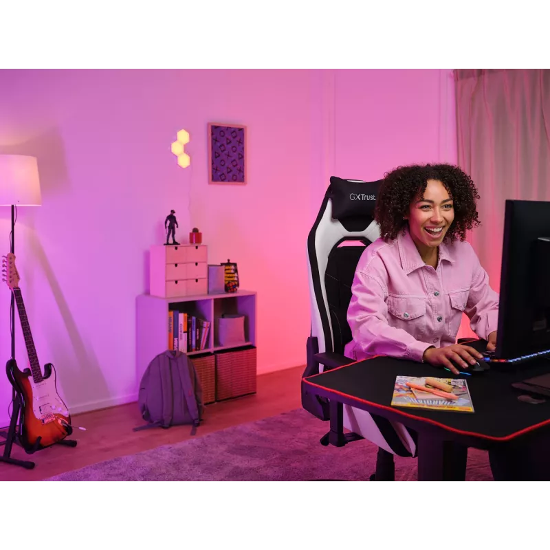 Silla gaming universal Trust GXT 714 RUYA, negra, blanca