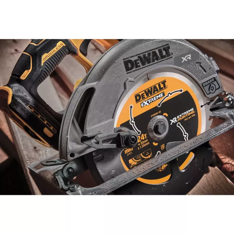 Sierra circular portátil DeWALT DCS573NT-XJ