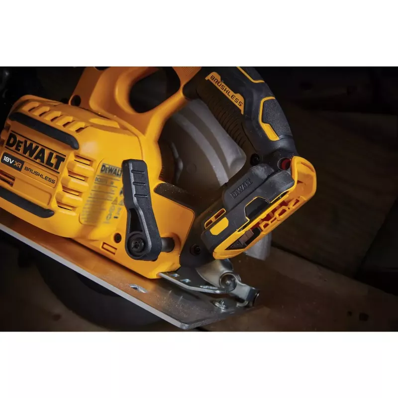 Sierra circular portátil DeWALT DCS573NT-XJ