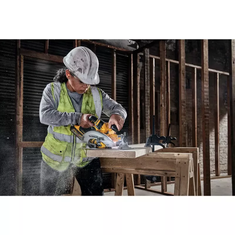 Sierra circular portátil DeWALT DCS573NT-XJ