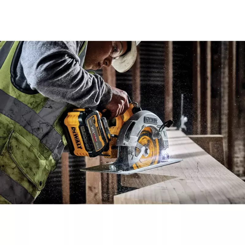 Sierra circular portátil DeWALT DCS573NT-XJ