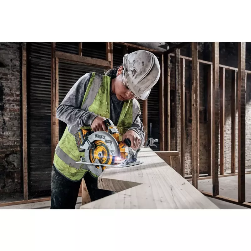 Sierra circular portátil DeWALT DCS573NT-XJ