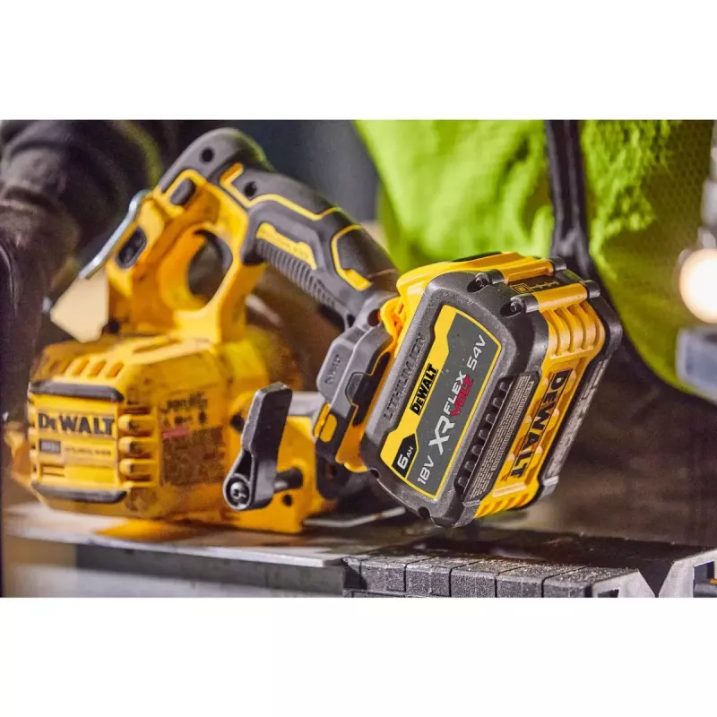 Sierra circular portátil DeWALT DCS573NT-XJ