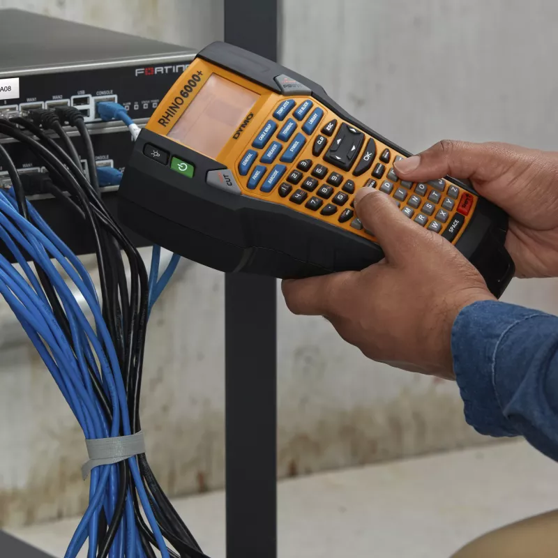 DYMO Rhino 6000+ Impresora de etiquetas industrial | Impresora de etiquetas conectada a ordenador con maletín rígido | Incluye 1 casete de cinta de vinilo, 1 casete de cinta de nailon flexible y batería de litio-ion recargable