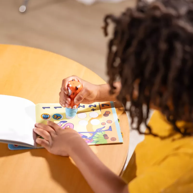 Melissa & Doug Sticker WOW! bloc de actividades de 24 páginas y sellos de pegatinas, 300 pegatinas, juguete fidget de arte y manualidades figura coleccionable – Tigre – certificado FSC