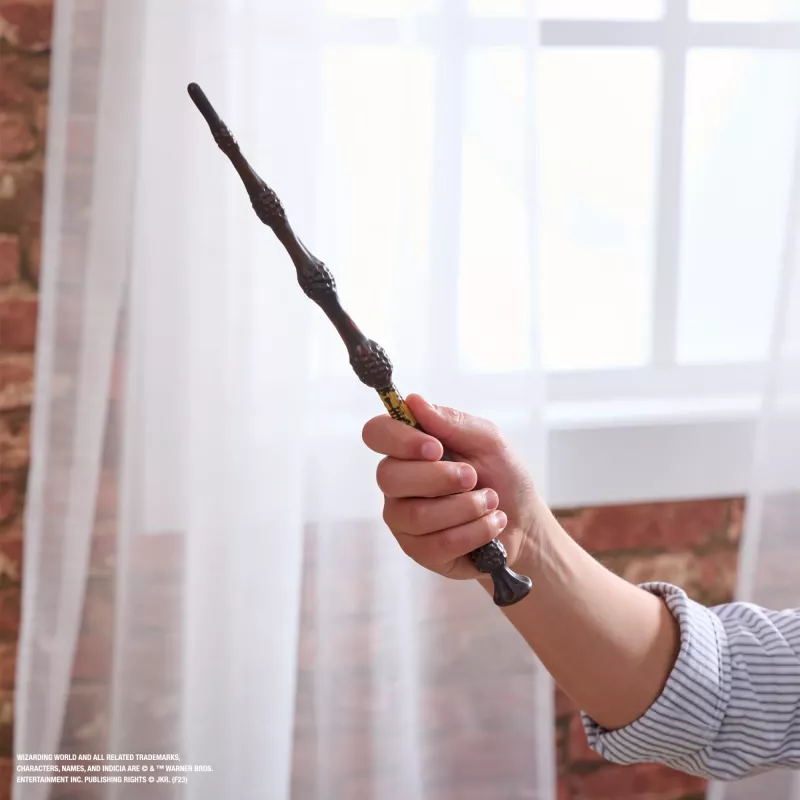 Spin Master Wizarding World Harry Potter varita auténtica de Albus Dumbledore con soporte de Hogwarts, para juegos de rol, de plástico, a partir de 14 años