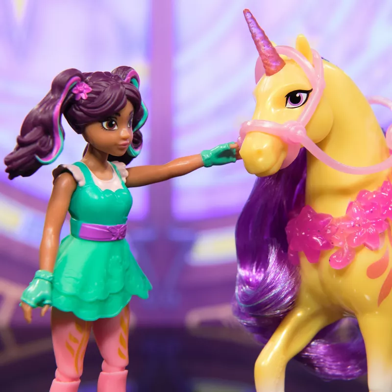 Spin Master Unicorn Academy set de figuras Ava y unicornio Leaf con crin y cola reales y cepillo, a partir de 4 años