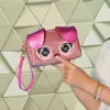 Purse Pets, Keepin’ It Clutch Dazzling Diva juguete de cachorro y bolso de muñeca con ojos arcoíris luminosos, juguete para niñas a partir de 4 años