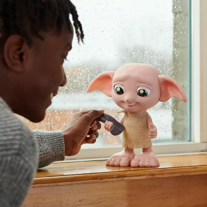 Juguete interactivo Wizarding World Harry Potter Dobby con función de voz AAA multicolor